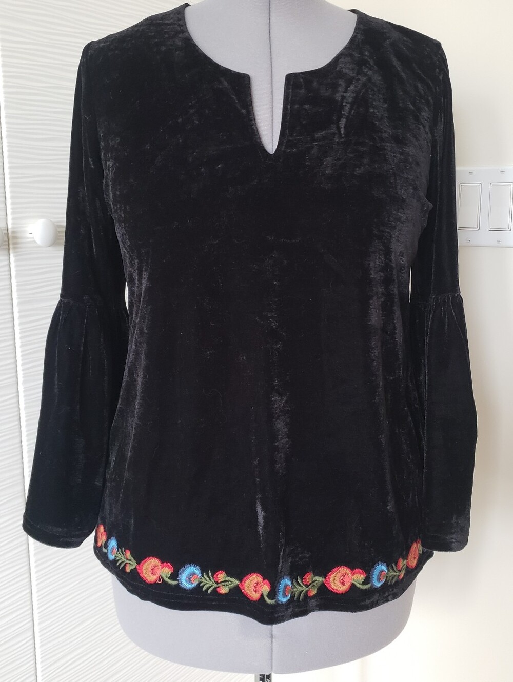 Solitaire Women's Black Velvet Embroidered Bell Sleeve Top Sz.L